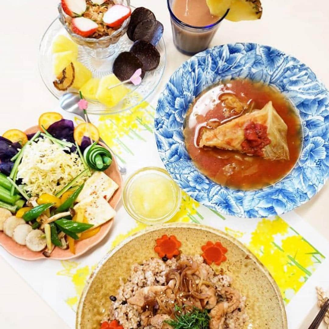 なでしこ健康生活さんのインスタグラム写真 - (なでしこ健康生活Instagram)「Repost from @enjoy_cooking_life)  #なでしこ健康生活 で作る🌟  #酵素玄米  本当にこれが玄米！？ 食感はモチモチ😊  小豆と塩を 混ぜて炊いて 毎日保温🎶  10日後も 発酵し続けるごはん🍚  紫色が濃くなって どんどん美味しくなっていく🎵  カラダへの 効果ははかり知れず🌟  私の大好きなごはん💜  #寝かせ玄米 #醤油麹タレの豚丼 #望来豚 #キャベツの重ね煮スープ #調味料を使わない料理 #野菜の旨味を引き出す #重ね煮でデトックス #野菜で中和させる #チョコミントプリンパフェ #セミドライフルーツ #パイナップルと金時人参のスムージー #人参おろし #北海道五穀グラノーラ #有機食材 #あらゆる病気を遠ざける食事 #素直さ #純粋さ」3月15日 4時57分 - nadeshiko_healthy_life