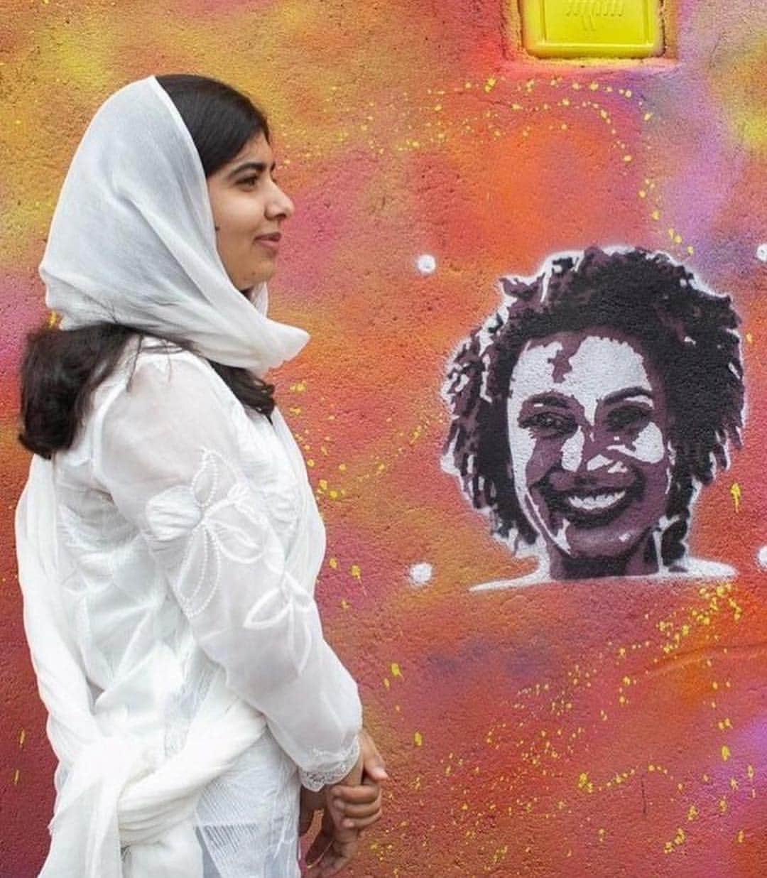 Alice Wegmannさんのインスタグラム写真 - (Alice WegmannInstagram)「“QUANTOS MAIS VÃO PRECISAR MORRER PARA QUE A GUERRA ACABE?” #MariellePresente #Malala」3月15日 4時57分 - alicewegmann