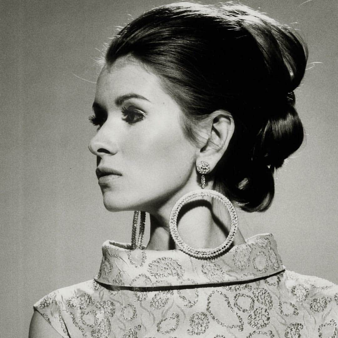 マーサ・スチュワートさんのインスタグラム写真 - (マーサ・スチュワートInstagram)「Groovy-ing into the weekend like @marthastewart48. 🕺🏻 It’s almost Friday, and this vintage #TBT from Martha’s modeling days is giving us some serious beauty + hair inspiration. 😍 Plus, did you know she lended her talents behind the camera as well? “During my modeling days, we didn’t have a team of stylists for photo shoots. I had to do my hair myself.” - Martha. 👩🏼 Recreate our favorite looks from Martha’s modeling days by visiting the link in bio! 👆🏼📷: courtesy of Martha Stewart」3月15日 4時59分 - marthastewart