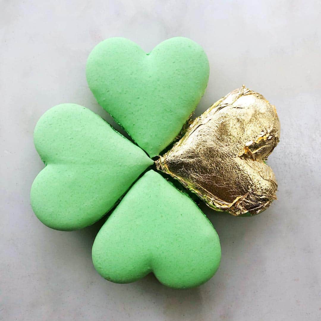 DOMINIQUE ANSEL BAKERYさんのインスタグラム写真 - (DOMINIQUE ANSEL BAKERYInstagram)「Lucky macarons for St. Patrick’s Day, filled with dark chocolate whiskey ganache. Available tomorrow through March 17th here in the West Village, and in SoHo & LA too. (Preorders are up online) #StPatricksDay」3月15日 5時04分 - dominiqueansel