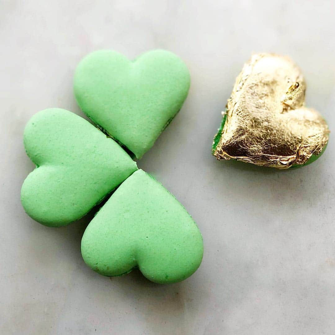 DOMINIQUE ANSEL BAKERYさんのインスタグラム写真 - (DOMINIQUE ANSEL BAKERYInstagram)「Lucky macarons for St. Patrick’s Day, filled with dark chocolate whiskey ganache. Available tomorrow through March 17th here in the West Village, and in SoHo & LA too. (Preorders are up online) #StPatricksDay」3月15日 5時04分 - dominiqueansel