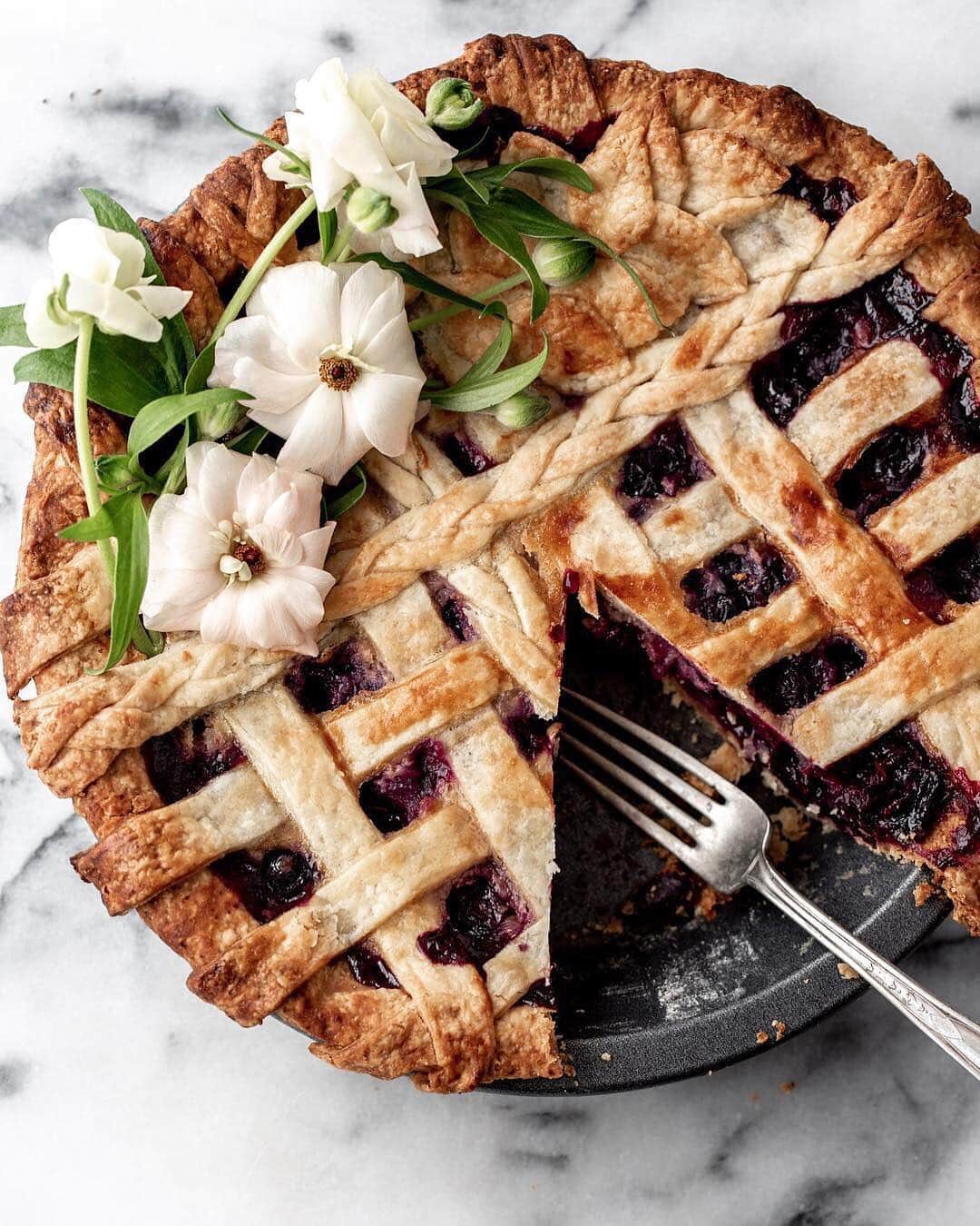 Whole Foods Marketさんのインスタグラム写真 - (Whole Foods MarketInstagram)「Four words: Honey 👏 Lavender 👏Blueberry👏 Pie 👏 📷@cookingwithcocktailrings #PiDay #MakesMeWhole」3月15日 5時01分 - wholefoods