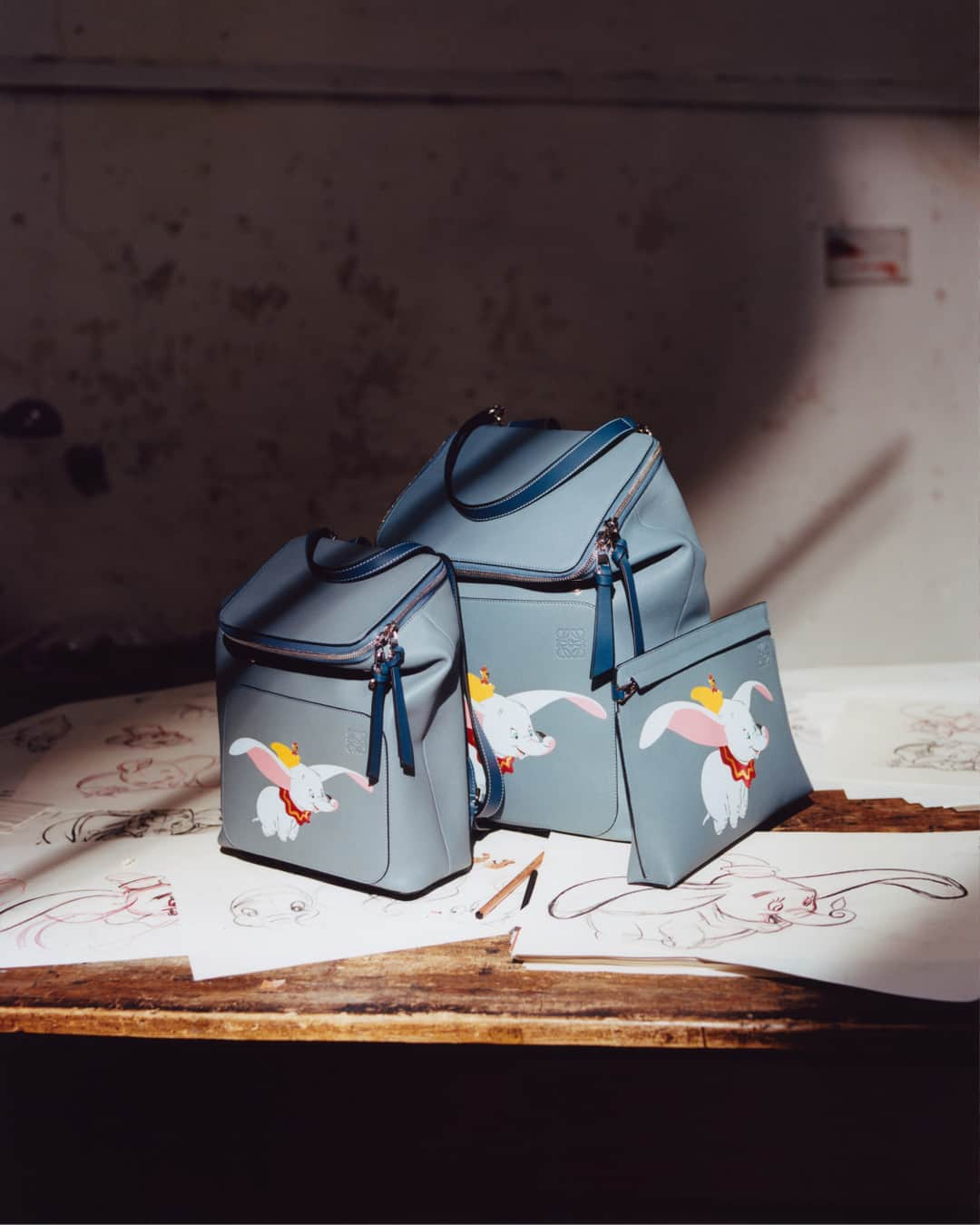 Loeweさんのインスタグラム写真 - (LoeweInstagram)「Reinforcing its focus on playful functionality and advanced craft, #LOEWE employed a complex technique that combines marquetry and printing to apply images of #Dumbo on two of the brand’s most coveted items — the Goya backpack and T Pouch.  #LOEWE #Dumbo #Disney」3月15日 5時12分 - loewe