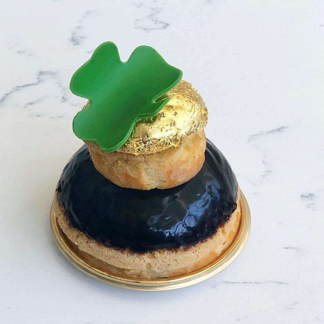 DOMINIQUE ANSEL BAKERYさんのインスタグラム写真 - (DOMINIQUE ANSEL BAKERYInstagram)「Paddy the Religieuse, a double-decker cream puff filled with salted butterscotch custard and gilded with gold leaf on top. A special addition to our pastry cases here in NYC & LA beginning tomorrow through St. Patrick’s Day, March 17th. ☘️」3月15日 5時08分 - dominiqueansel