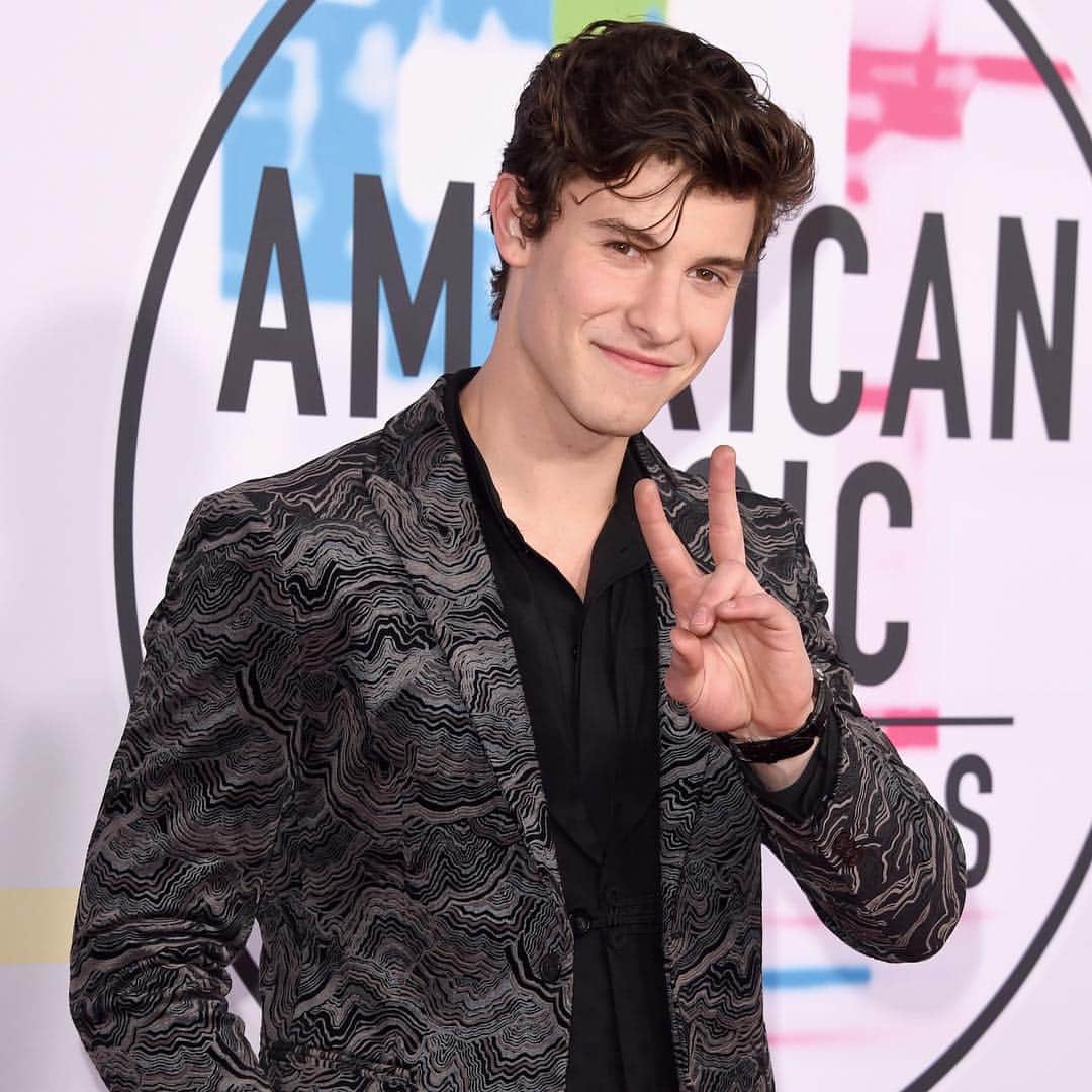 MTVさんのインスタグラム写真 - (MTVInstagram)「Spending this afternoon contemplating #ShawnMendes’ signature red carpet pose. ✌️ Yes I made this an entire post. #tbt」3月15日 5時09分 - mtv