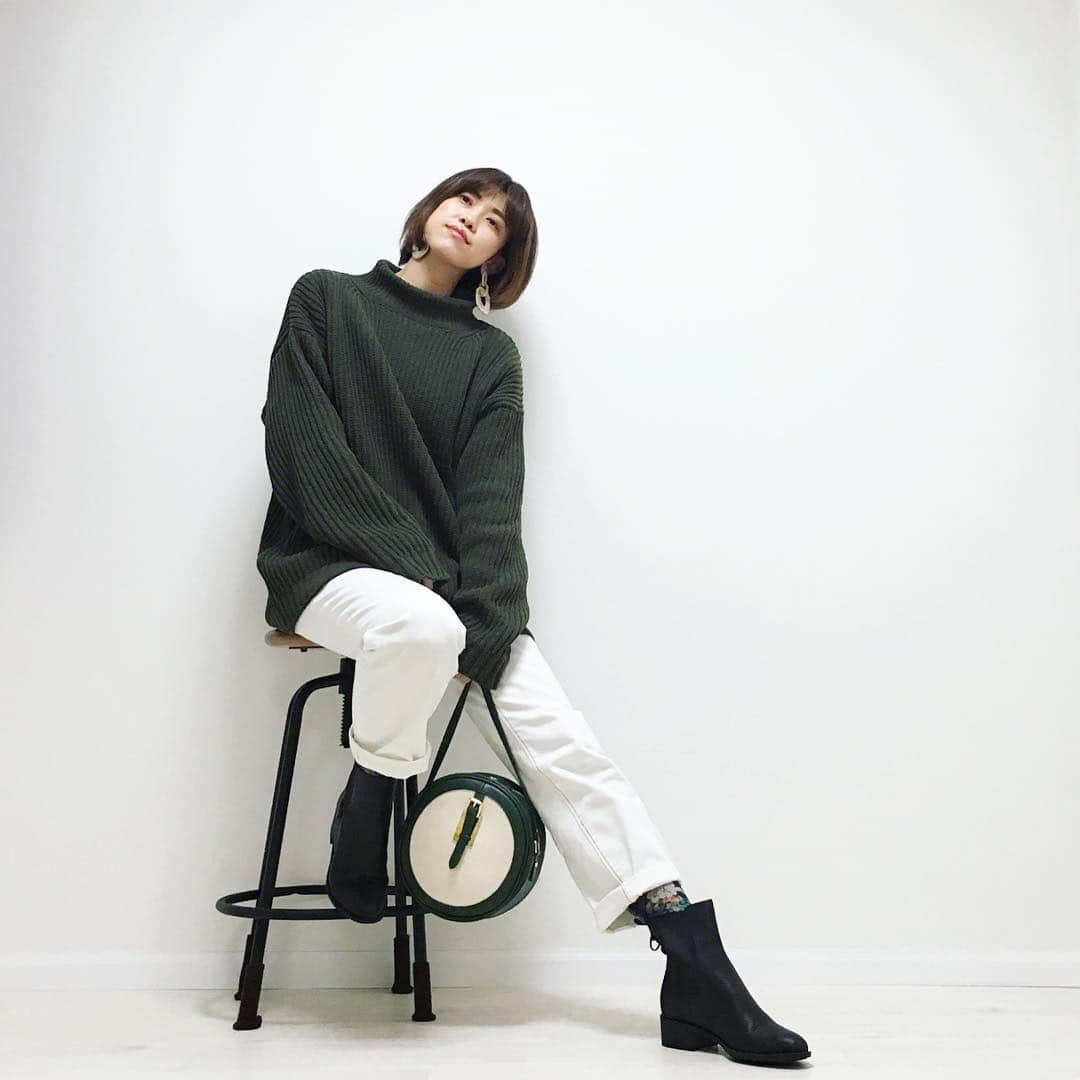 のインスタグラム：「#coordinate * * * なんなんだ、この寒さは‼️ また冬に逆戻りじゃん😢 * * 日曜日、雨風強くて真冬みたいに寒かった日🥶 足もとはレインブーツ、汚れても気にしないGUの白デニムの下にはもちろんヒートテックレギンス。 この日はパパから勝手に借りたニットがめちゃめちゃ暖かくてかなり助かった〜😭 * * * #いつかのコーデ #いつコ #先日のコーデ #ジユジョ #guデニム #プチプラコーデ #プチプラファッション #ママコーデ #outfit #ootd #kaumo_fashion #locari #ponte_fashion #mamagirl #mineby3mootd #ママスタ冬コーデ  #アラフォーママ #アラフォーコーデ  #fashionblogger」