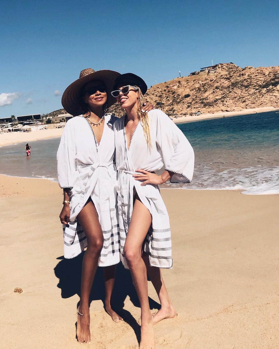 ローラ・エンバーさんのインスタグラム写真 - (ローラ・エンバーInstagram)「Robe Life  @sincerelyjules 🌞 bts #billabongxsincerelyjules」3月15日 5時21分 - lauraenever