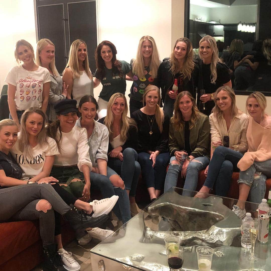 ジェシカ・ゾアのインスタグラム：「Throwing it back... I’d say we did a great job... 3 words or not... game night let’s go! And ummmm @jtara__ where are you in this photo?」
