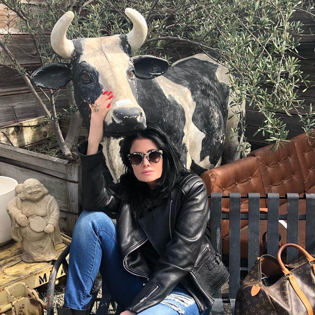 のインスタグラム：「パースペクティブ(仏と牛) Perspective with Buddha and The Cow #caiya#カイヤ#川﨑介椰#insta#instagram#instagood#instavideo#インスタ映え #la#losangeles#california#californiaadventure#america#アメリカ#ロス#ロサンゼルス#カリフォルニア#インスタ#インスタグラマー#インスタグッド#perspective#仏#buddha#fendi#ディーゼル#フェンディ#diesel#louisvuitton#louisvuittonbag#ルイヴィトン#」