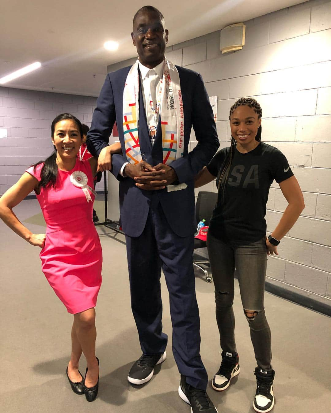 アリソン・フェリックスさんのインスタグラム写真 - (アリソン・フェリックスInstagram)「Had so much fun kicking off @worldgamesad Opening Ceremonies with my girl @michellewkwan and @dofficialmutombo! Looking forward to watching all the amazing @specialolympics athletes compete! #AbuDhabi2019」3月15日 5時15分 - allysonfelix