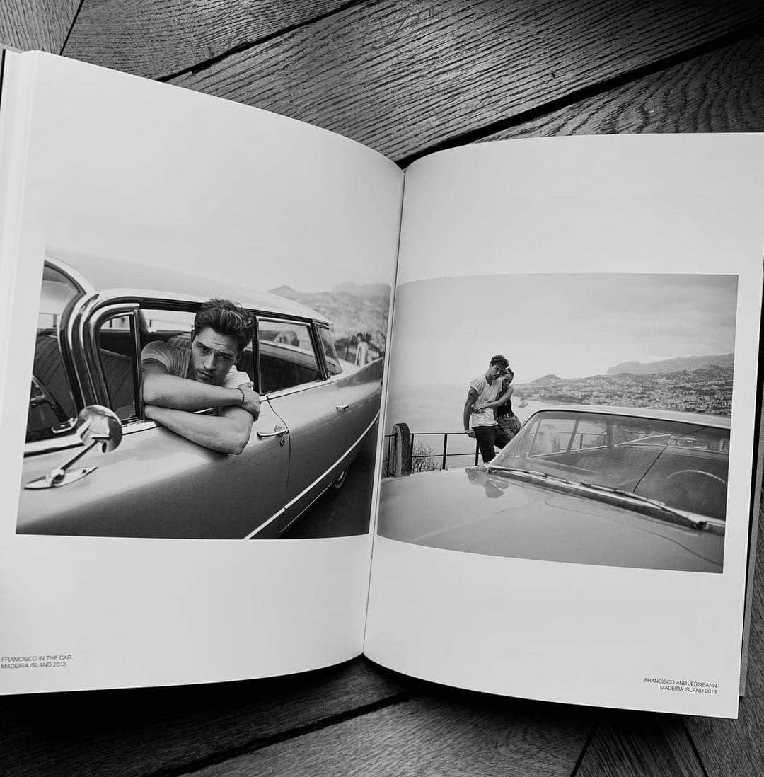 フランシスコ･ラチョースキーさんのインスタグラム写真 - (フランシスコ･ラチョースキーInstagram)「Madeira island 2018 #lachowskifamily portrait book 🖤 link is the bio」3月15日 5時16分 - chico_lachowski