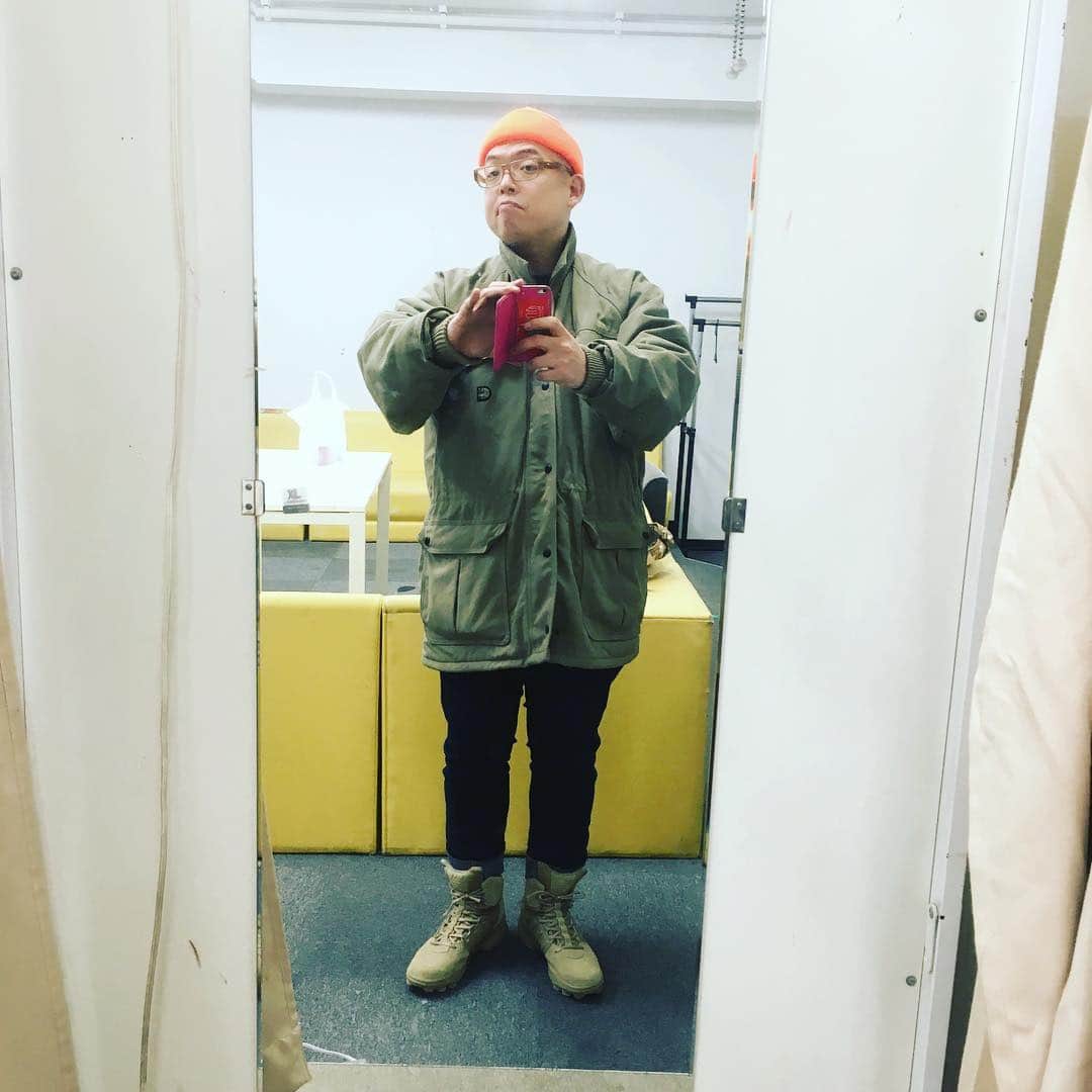 斉藤伸也さんのインスタグラム写真 - (斉藤伸也Instagram)「カーハートのジャンバーはラグラン袖でお気に入り、ずっと履いてる濃いめの細身(転じて太身)ジーパン！で頭はオレンジ！adidasのタクティカルブーツかわいいでしょ  #coordinate #carhartt #handm #adidasgsg #fashion」3月15日 5時26分 - shytoshinya