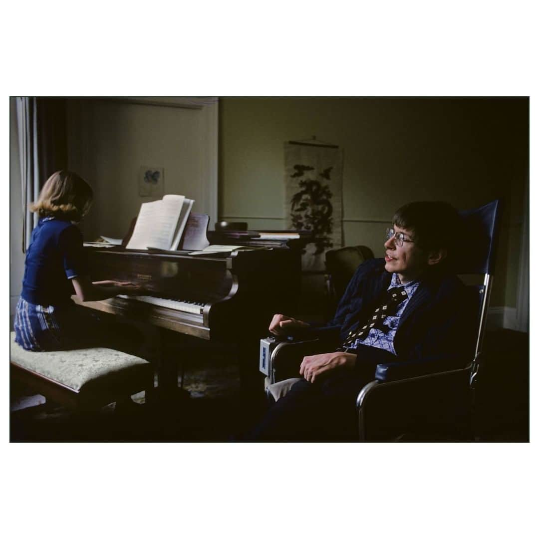 Magnum Photosさんのインスタグラム写真 - (Magnum PhotosInstagram)「Stephen Hawking. Cambridge, England. GB. 1977. . Today marks the first anniversary of theoretical physicist Stephen Hawking's death on March 14, 2018. . © #IanBerry/#MagnumPhotos . #StephenHawking #Cambridge」3月15日 5時30分 - magnumphotos