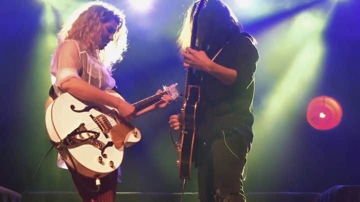 トーライ・ケリーのインスタグラム：「SEE YOU TONIGHT SEATTLE👾 . . ps. every show i fangirl over this rockstar. i’m so grateful to share the stage with such an incredible talent🎸 not only is he a guitar LEGEND but he’s one of the most humble souls i’ve ever met (& that’s an insane combo right there). i’m so honored to call you my brother! love you, @mateusasato🤘🏽」