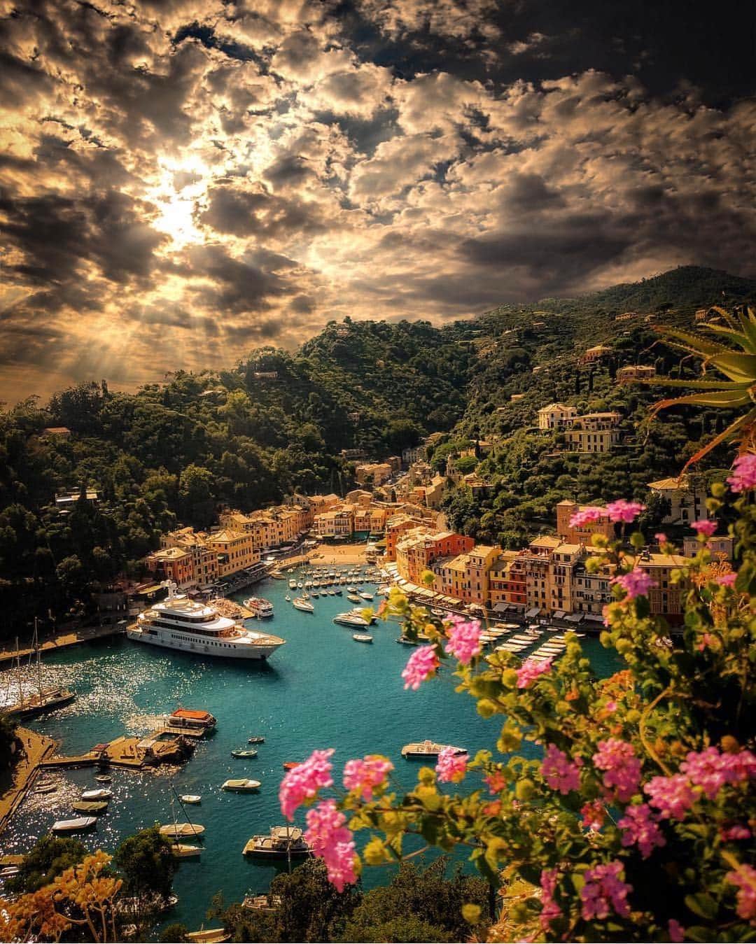 bestvacationsのインスタグラム：「Bella Italia! 🇮🇹 Tag who you'd explore with! By @enzoromanophotography #BestVacations」