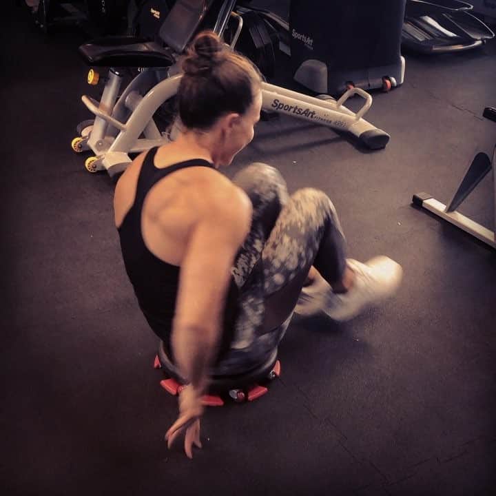 リサ・キャリントンのインスタグラム：「Try this!! Too much fun at Pilates with @gregpain and @terenzo1.」