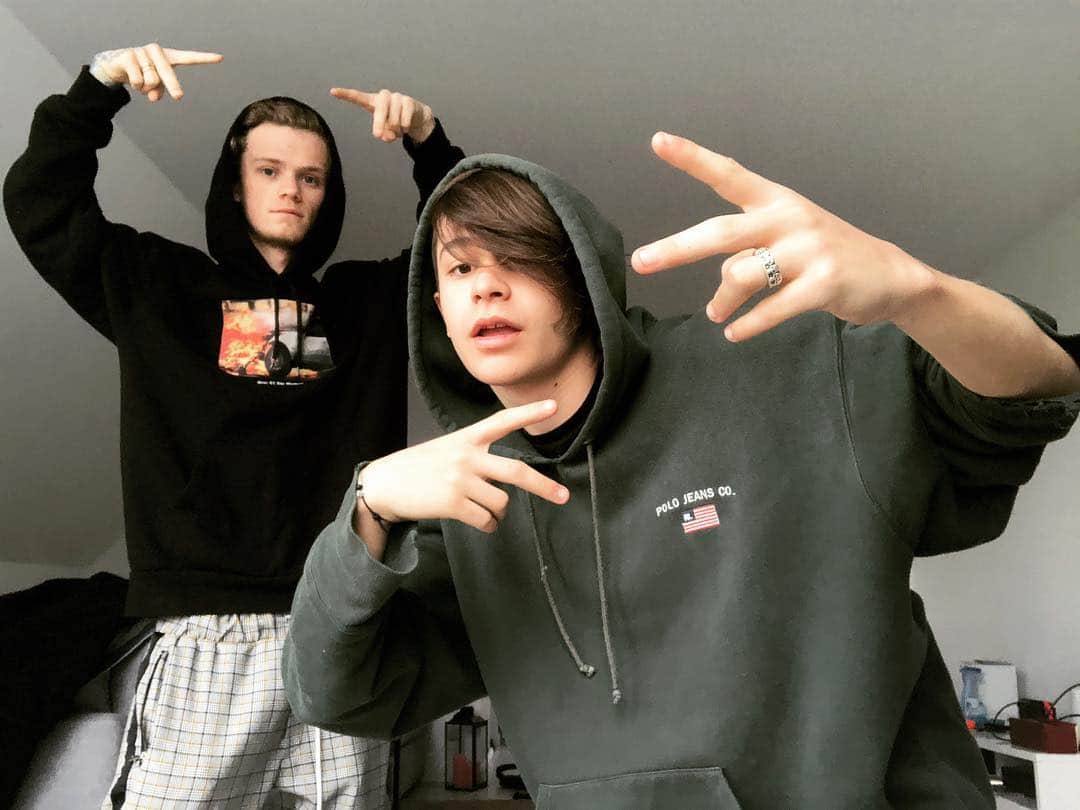 Bars and Melodyさんのインスタグラム写真 - (Bars and MelodyInstagram)「swipe for the lols  we cant wait to head out on tour, dont forget to get your tickets from BarsAndMelody.tv if you havent already. the second pic is the face we pull if you havent got tickets」3月15日 5時47分 - barsandmelody