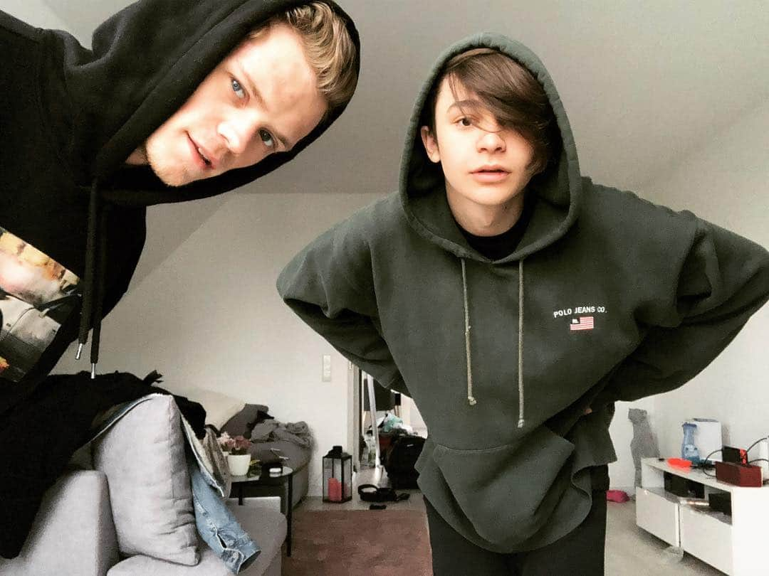 Bars and Melodyさんのインスタグラム写真 - (Bars and MelodyInstagram)「swipe for the lols  we cant wait to head out on tour, dont forget to get your tickets from BarsAndMelody.tv if you havent already. the second pic is the face we pull if you havent got tickets」3月15日 5時47分 - barsandmelody