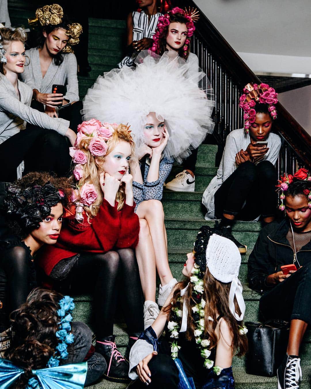 のインスタグラム：「SS19 Backstage! 🌟🌟🌟 (ph: @vnina). Runway looks now in stores! #rodarte」