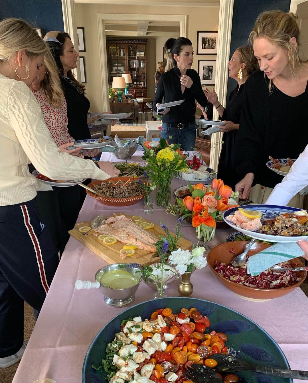 デブラ・メッシングさんのインスタグラム写真 - (デブラ・メッシングInstagram)「The blondes let in a red head! 👩🏻‍🦰I love so much gathering with fabulous women ( and one gay man) for some yummy food and camaraderie! @therealaliwentworth @nancyjarecki @umathurman @dianesawyer @mrjesscagle @carlagugino. I wish I had pictures of the other lovely ladies. #leanonyourfriends #friendswhoarefamily」3月15日 5時44分 - therealdebramessing