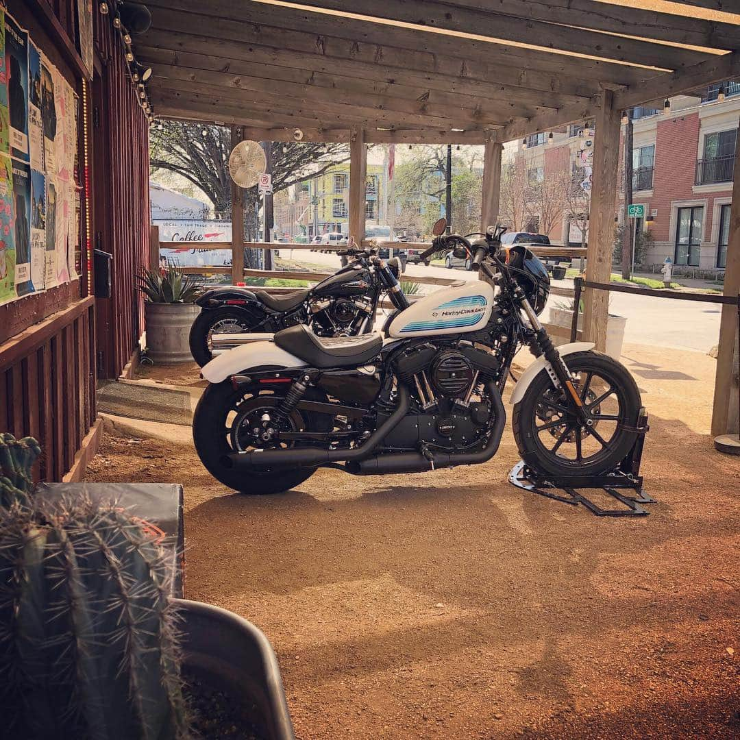 Harley-Davidsonさんのインスタグラム写真 - (Harley-DavidsonInstagram)「Giddy up, y'all. 🤠 The @brooklynbowl Family Reunion has kicked off in #Austin. In town for the festival? Use #HDxBrooklynBowl for a chance to go behind the scenes with the artists & crews.🤘 Head to our YouTube page to watch live. #BBowlFamReunion #HarleyDavidson #Iron1200」3月15日 5時44分 - harleydavidson