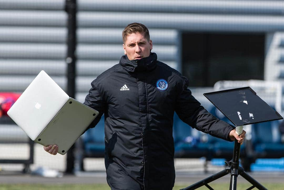 ニューヨーク・シティFCさんのインスタグラム写真 - (ニューヨーク・シティFCInstagram)「When the training scrimmage gets so intense that you have to break out the home-made VAR machine... #ForTheCity」3月15日 5時50分 - nycfc