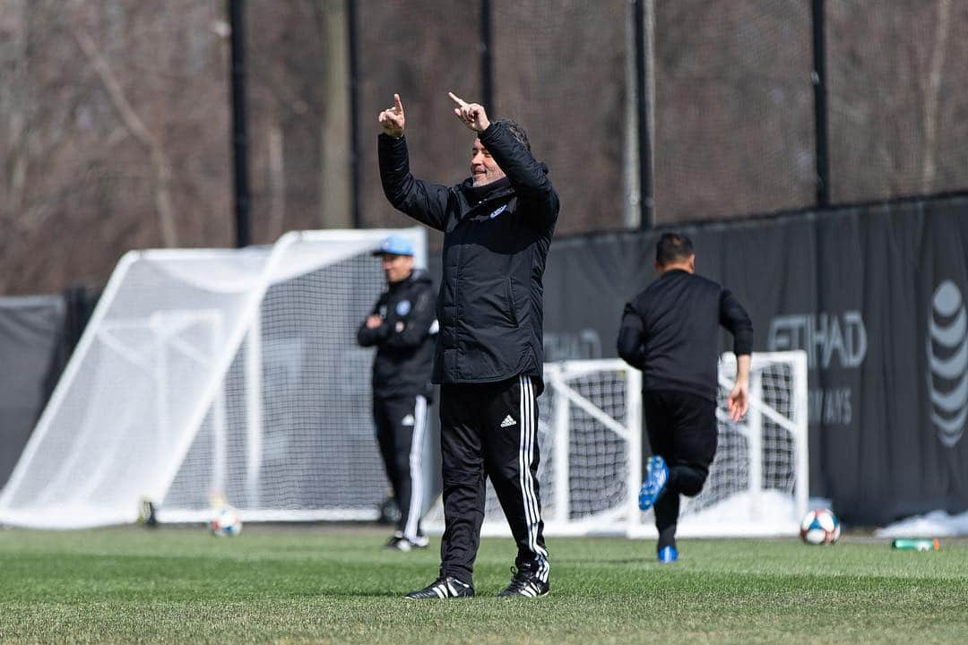 ニューヨーク・シティFCさんのインスタグラム写真 - (ニューヨーク・シティFCInstagram)「When the training scrimmage gets so intense that you have to break out the home-made VAR machine... #ForTheCity」3月15日 5時50分 - nycfc