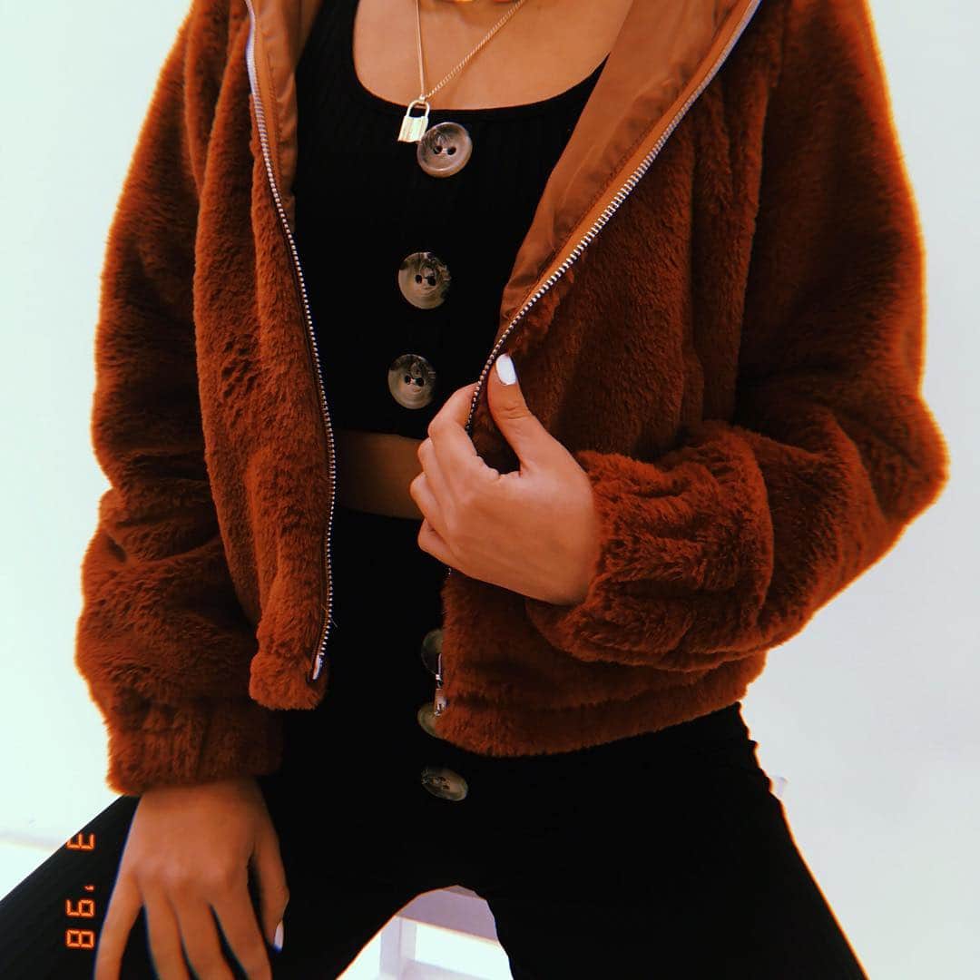 Public Desireさんのインスタグラム写真 - (Public DesireInstagram)「Kill in casual with PD EVERYTHANG 🙌 Shop TAN TEDDY FAUX FUR ZIP THROUGH JACKET NOW £22.99 and or gorjy BLACK BUTTON DETAIL LOUNGEWEAR SET £24.99 🔥 #lookofthebae #pdbae Tap to shop ☝  50% off ALL outerwear sis ❤️」3月15日 5時51分 - publicdesire