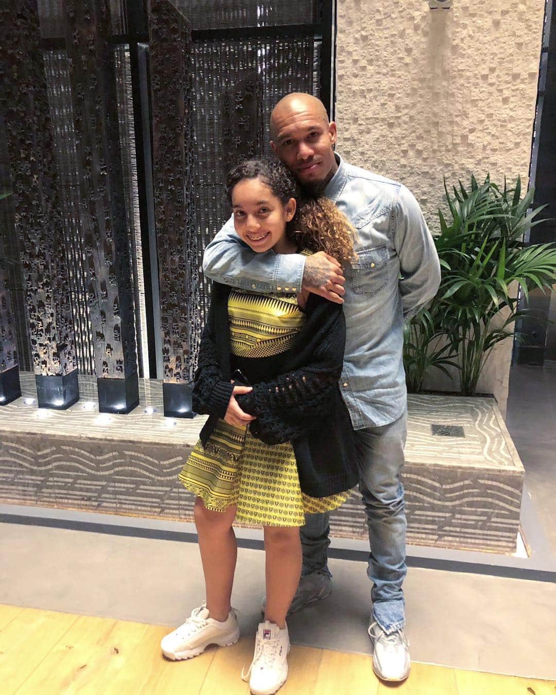ナイジェル・デ・ヨングのインスタグラム：「Happy birthday to this young beautiful woman in the making 🎈  Everyday reminding your dad how lucky he is to have you as his daughter. 12 years and counting.  Love you my young queen❤️ #Birthdaygirl #14March #Shotgunsready」