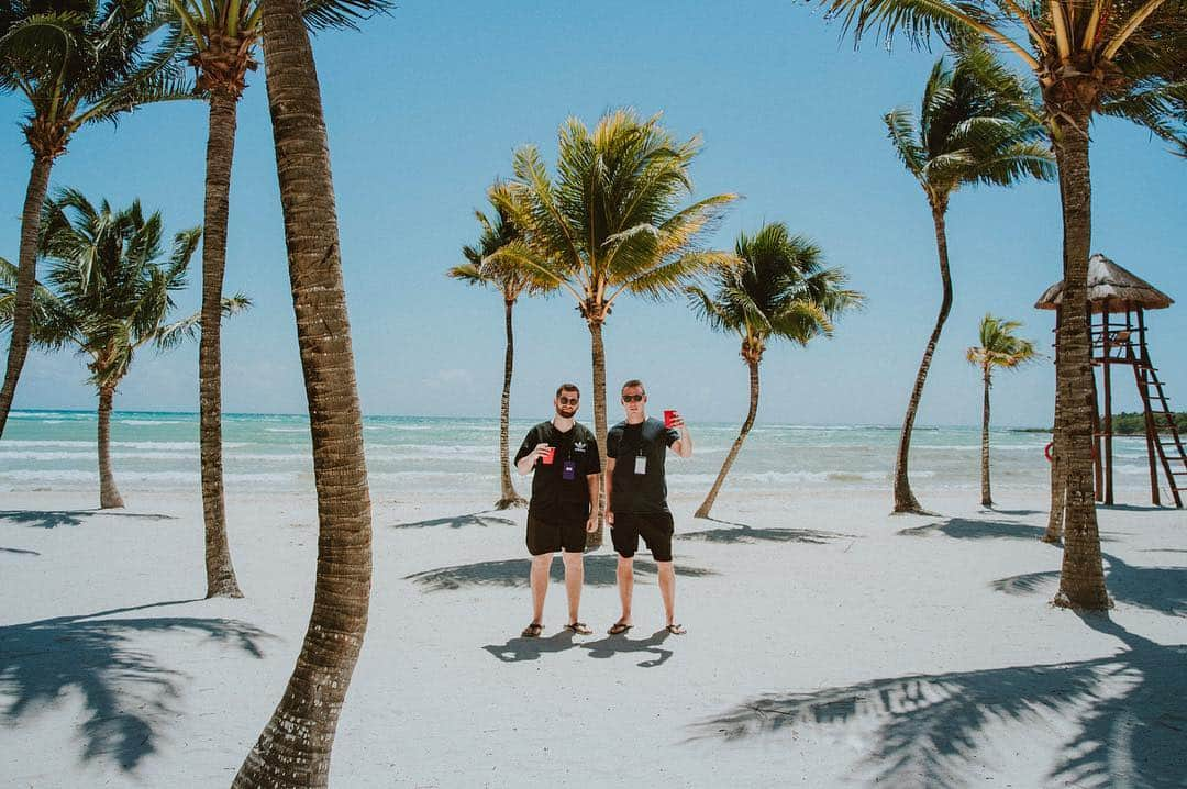 オデッザさんのインスタグラム写真 - (オデッザInstagram)「SUNDARA is off to an incredible start! 🌴 @sundarafest . . 📷: @jbajsel」3月15日 6時04分 - odesza