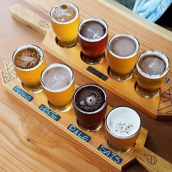 バンクーバー観光局- Tourism Vancouverさんのインスタグラム写真 - (バンクーバー観光局- Tourism VancouverInstagram)「バンクーバーでクラフトビール醸造所巡りはいかが？色々なビールを飲んでみたい人には、ビールの飲み比べができるフライト（Flight）がお勧めです。 📷 : @thegrowlerbc(Instagram) . . . #ビール #クラフトビール #グルメ部 #食べ歩きの旅 #グルメ #グルメ旅 #食べ歩き #飲むの大好き #カナダ #バンクーバー #Vancouver #旅 #旅行 #女子旅 #旅好き #一人旅 #海外旅行 #トラベル #旅女子 #旅行好きな人と繋がりたい #旅好きな人と繋がりたい #旅行好き #旅行大好き #旅行行きたい #旅に出たい #海外 #旅の記録 #旅の思い出 #旅行記 #旅したくなるフォト」3月15日 6時00分 - vancouvertabi