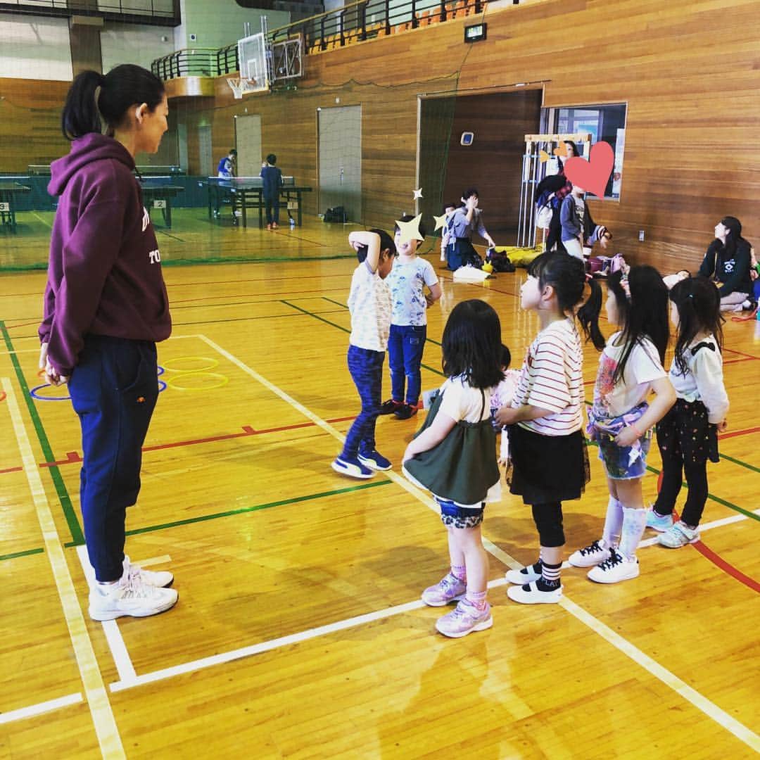 のインスタグラム：「女の子はオシャレして来てくれる子が多いです♡危なくない格好なら問題ないです！ この日は8人が参加！毎回賑やかです。 また、プレー中の写真もアップしますね^ ^ @itsukaichiclub  #キッズテニス #Kidstennis #五日市ファインプラザ #年少年中クラス #年長クラス #第2第4水曜日 #14:15から #15:15から #体験500円 #次回は4月10日開催予定 #お申し込みはお早めに」