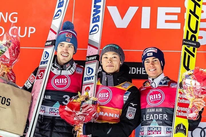小林陵侑のインスタグラム：「Trondheim🤩 最後のラージヒル🥇 明日からフライング楽しみ🤘 @astjernen 今までありがとうございました🤝 #土屋ホーム #ryoyukobayashi  #小林陵侑 #スキージャンプ #ワールドカップ #ノルウェー #bwt #redbull #バスクリン 📸 @jfkfeichter」