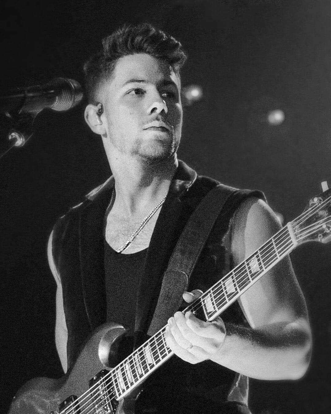 デビッドヤーマンのインスタグラム：「You’ve got me in chains 🎶 • @nickjonas stole the show in a @davidyurmanmen chain while performing with @jonasbrothers last week on @latelateshow with @j_corden. • #JonasBrothersAreBack #DavidYurmanMen  Photo by @terencepatrick」