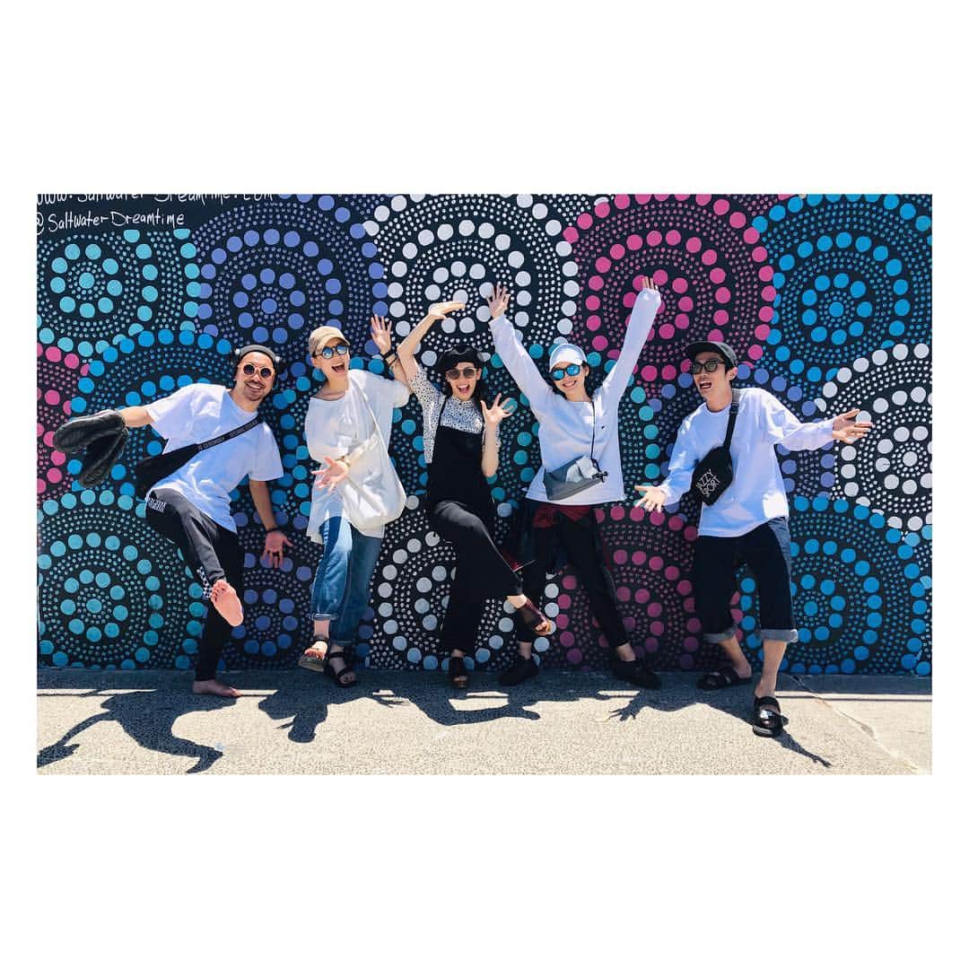 のインスタグラム：「🏖 ボンダイビーチでのオフショット ・ #ほぼ全員白トップスに下デニム #波にやられてデニムまでしっかり濡れた私 #bondibeach #ボンダイビーチ」