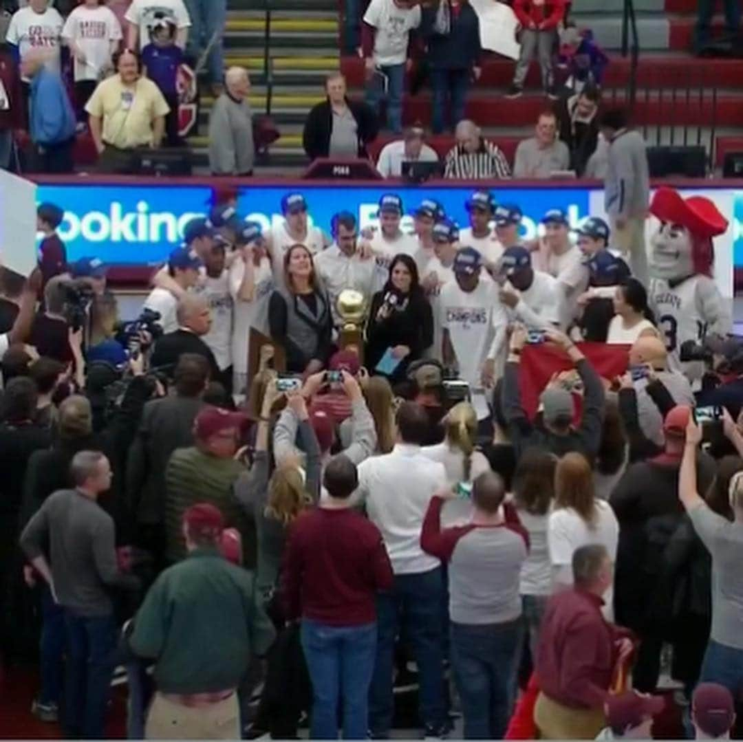 ジェニー・デルさんのインスタグラム写真 - (ジェニー・デルInstagram)「Special night in Hamilton, NY! Congratulations to @colgatembb for winning the Patriot League and securing a spot in the #NCAA Tournament for the first time since 1996!! They’re going DANNNNNCING! 💃🏼🏀💃🏼」3月15日 6時13分 - jennydell_