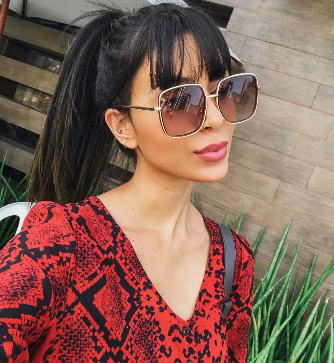 Gabriela Salesのインスタグラム：「Pareço 1Nojo, mas sou.... (respondam kkk) De hoje já inaugurando meu óculos da @lbashop , que está com promoção mara! Todos os óculos escuros estão custando 79 e os de grau 99!!! E quem usar meu cupom leva mais 10% de desconto: *RICADEMARRE*」