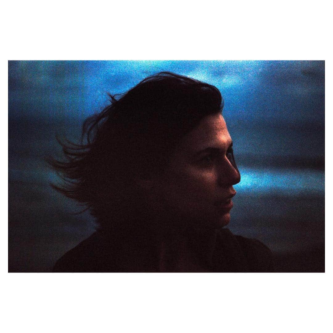 アナ・ウラルのインスタグラム：「“Surely some revelation is at hand” #wbyeats #poetry #photography #leica #filmisforever #filmisnotdead #nerd #malibu #california #supporterofmycourage #artistsoninstagram #travel #sunset」