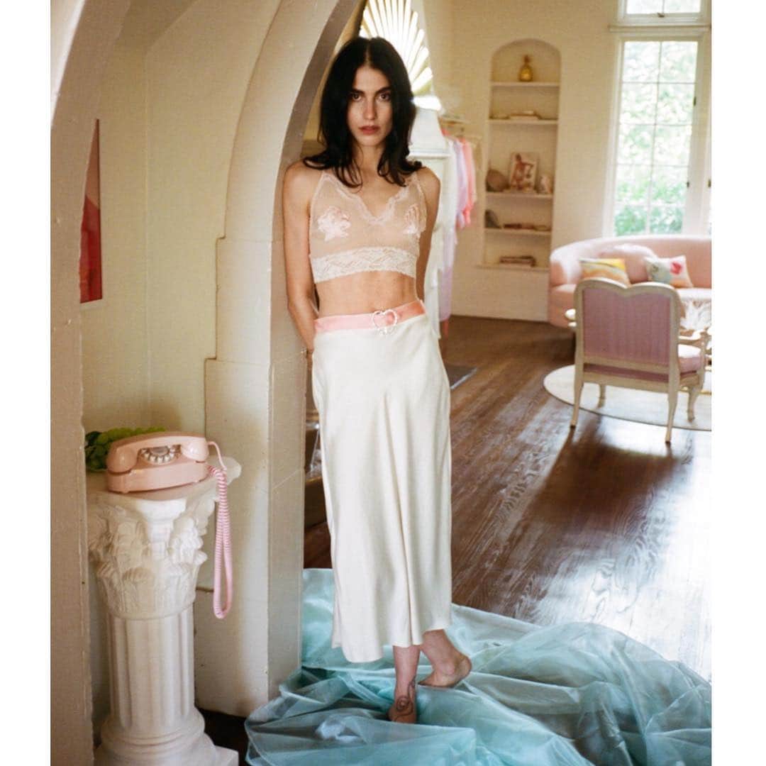 ラングリー・フォックスのインスタグラム：「🥀 Pretending to be a delicate flower 📸 @emilyknecht @dakotajinx」