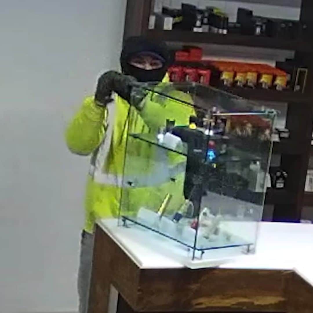 VICEさんのインスタグラム写真 - (VICEInstagram)「This vape store robbery footage is 2019’s best comedy film. 💨 Watch at link in bio, via @vicecanada.」3月15日 6時15分 - vice