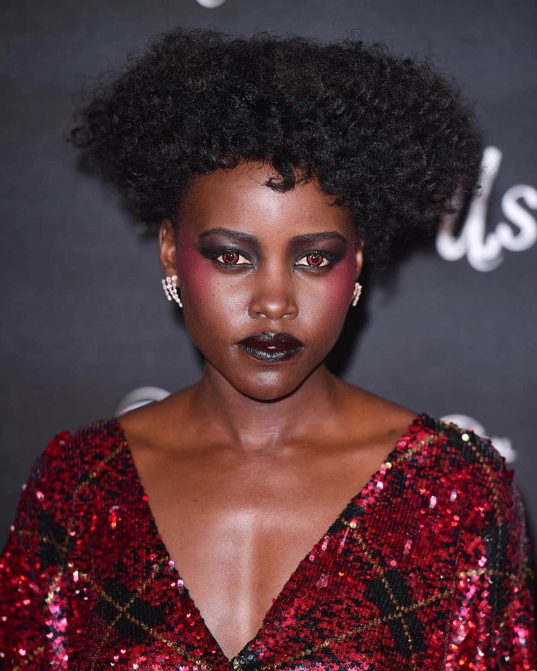 ELLE Magazineさんのインスタグラム写真 - (ELLE MagazineInstagram)「#LupitaNyongo’s beauty look at the #UsMovie premiere is horror movie perfection—right down to the red-colored contacts ➡️」3月15日 6時18分 - elleusa