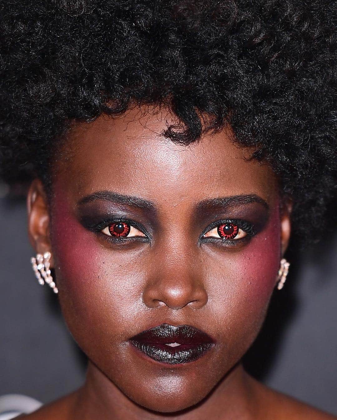 ELLE Magazineさんのインスタグラム写真 - (ELLE MagazineInstagram)「#LupitaNyongo’s beauty look at the #UsMovie premiere is horror movie perfection—right down to the red-colored contacts ➡️」3月15日 6時18分 - elleusa