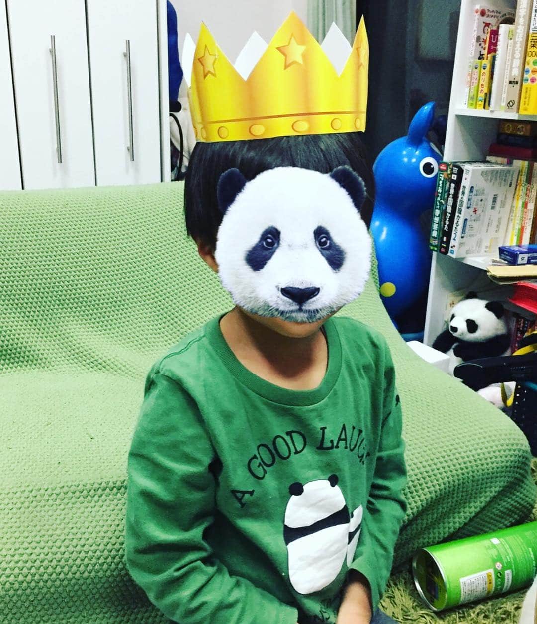 水谷さるころさんのインスタグラム写真 - (水谷さるころInstagram)「我が家の帝…。くもんのかみこうさくドリルの王冠をかぶってご満悦。#4歳男児マイル」3月15日 6時25分 - salucoro