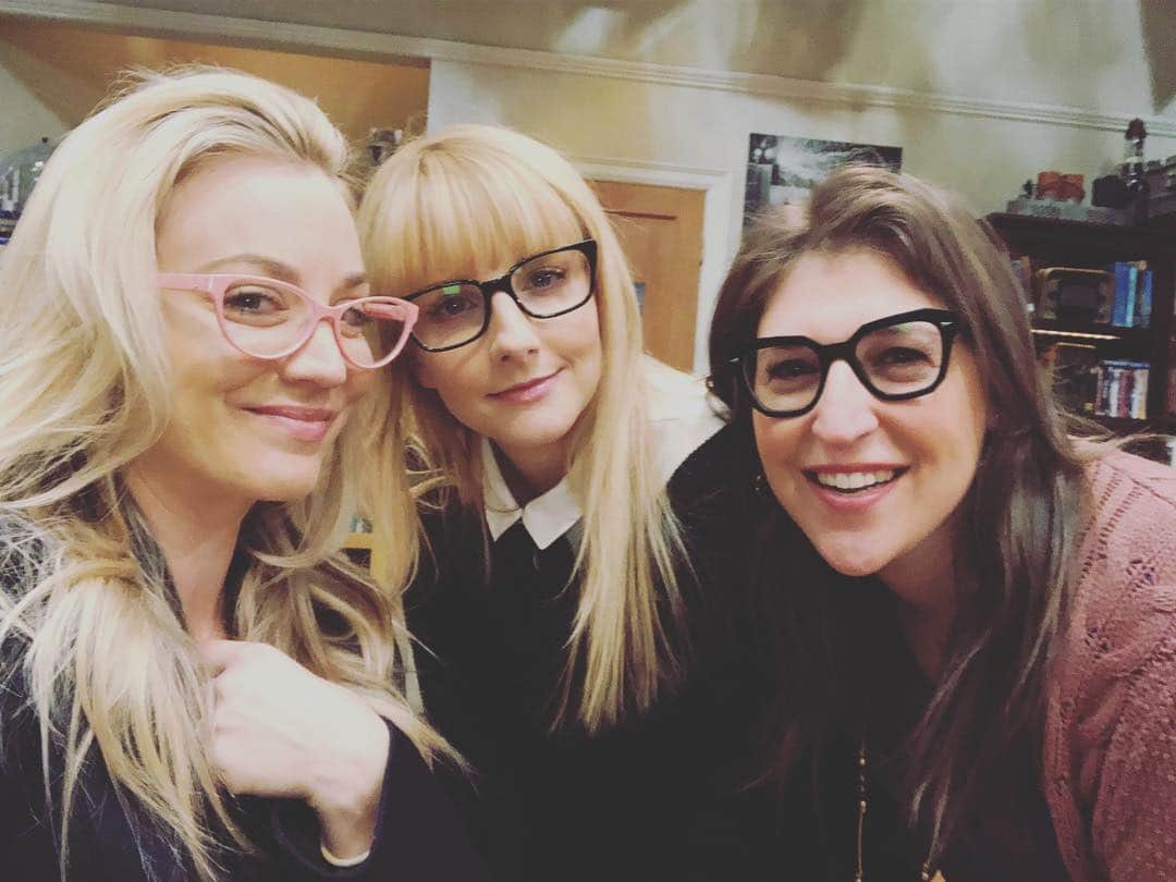 メリッサ・ラウシュのインスタグラム：「👓 💗👓💗👓💗 @bigbangtheory_cbs @kaleycuoco @missmayim 💗」