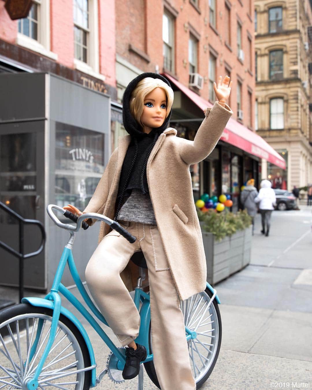バービーさんのインスタグラム写真 - (バービーInstagram)「Today, do something you’ve never done before, like ride a bike in New York City! 🙌🏻 #NYC #barbie #barbiestyle⁣」3月15日 6時28分 - barbiestyle