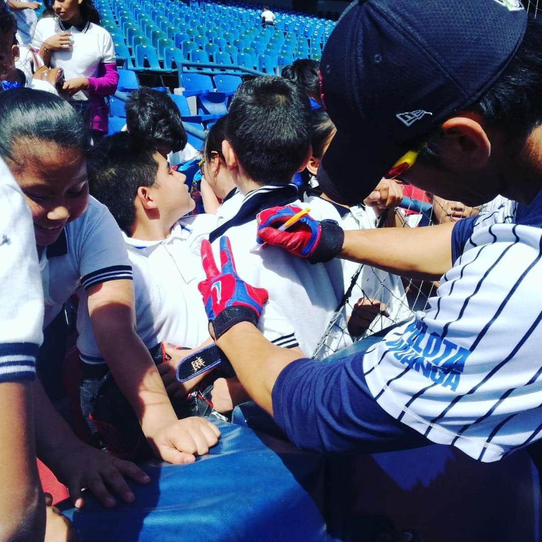 荒波翔さんのインスタグラム写真 - (荒波翔Instagram)「今日はグランドに子供達がたくさん来ました^ ^ 日本でもそうでしたが、ファンの方や子供にはいつもpowerをもらってます！！ 今日も子供の元気な姿に頑張れました😉 gracias🇲🇽 ・ #子供#元気もらった #野球#夢を与える仕事」3月15日 6時39分 - shoshoshonosho.4
