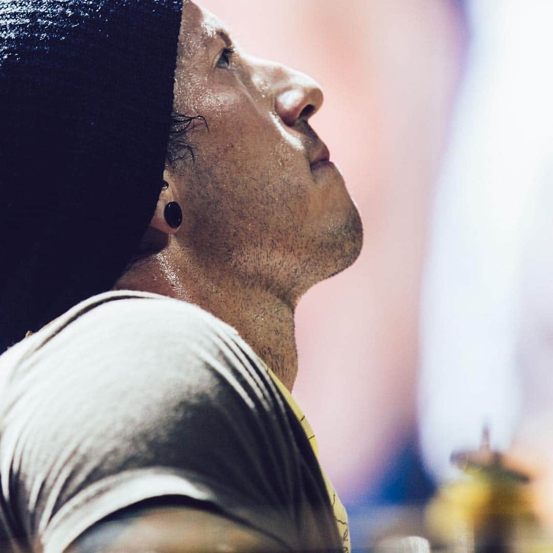 ジョシュ・ダンのインスタグラム：「3 more shows in europe. this tour has been sick - saw so many cool people and had some good laughs and didn’t sleep a whole lot. sorry my beard is shaved unevenly in this pic.」