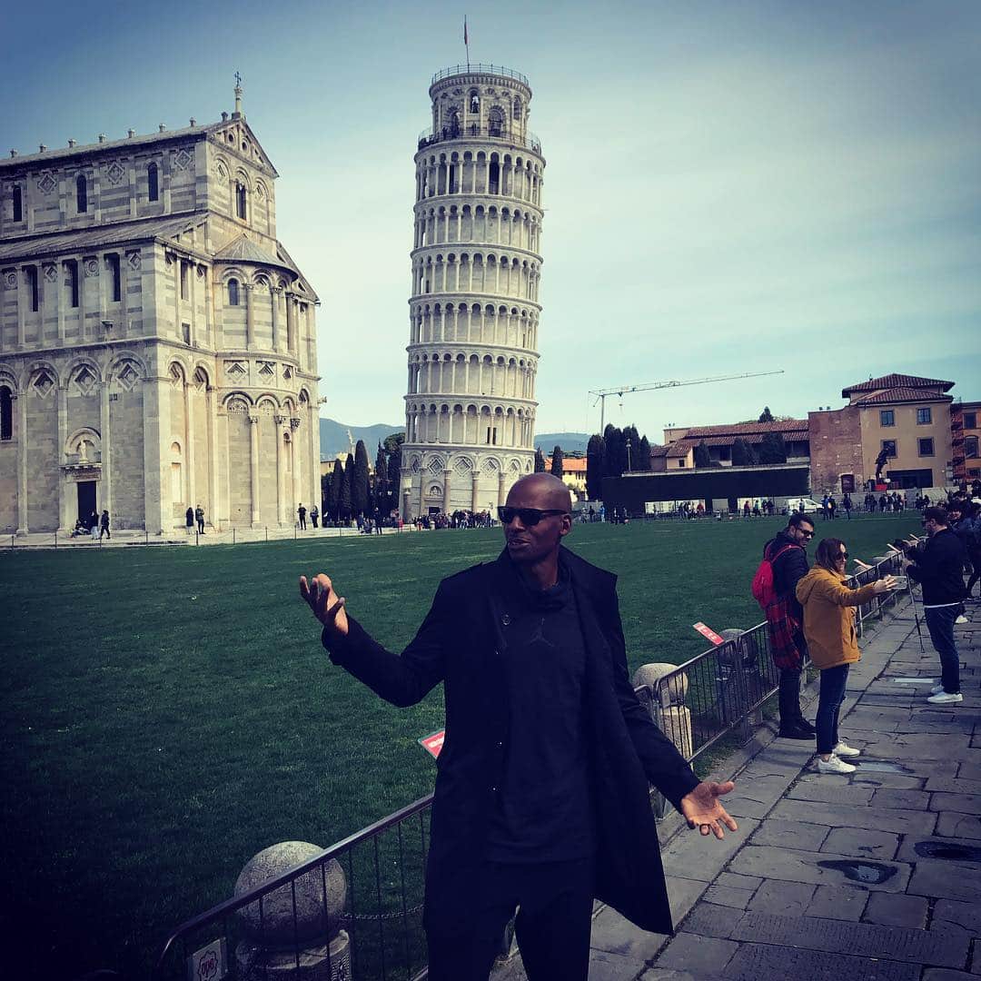 レイ・アレンのインスタグラム：「Whaddya man I'm supposed to hold the tower up! Lol #leaningtowerofpisa」
