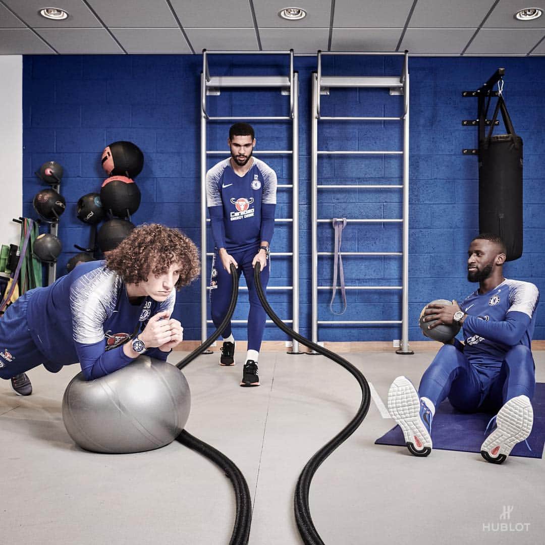 のインスタグラム：「Dynamo Kiev vs #Chelsea 0-5! ⚽️ Congratulations @Chelseafc, you had us on the edge of our seats the whole time! #HublotLovesFootball」
