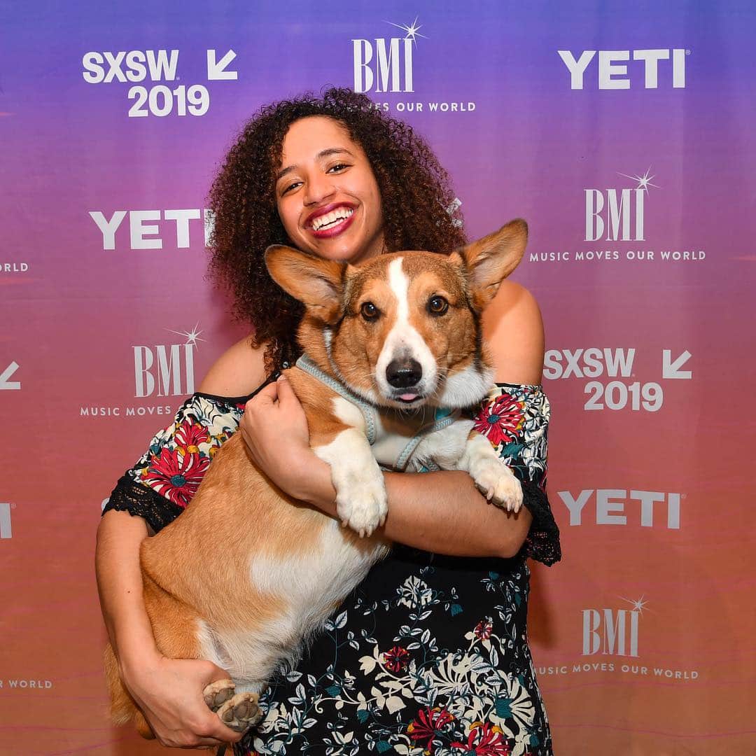 Broadcast Music, Inc.さんのインスタグラム写真 - (Broadcast Music, Inc.Instagram)「We think @jackievenson and her pup Dexter had a good time! Swipe ⬅️ to see Jackie’s performance. @yeti @topochicousa @wrangler」3月15日 6時44分 - bmi